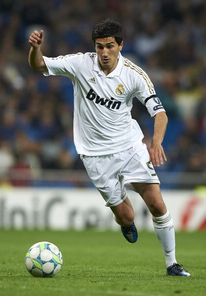 Sahin chuyển tới Real Madrid mùa hè năm ngoài từ Borussia Dortmund sau khi giúp đội bóng nước Đức bảo vệ chức vô địch quốc gia và trở thành cầu thủ của năm của Bundesliga, nhưng do gặp phải những chấn thương liên miên khiến Sahin không thể tìm được chỗ đứng tại Bernabeu. Sahin đã có 31 lần khoác áo đội tuyển Thổ Nhỹ Kỳ và là cầu thủ trẻ nhất khi bàn cho đội tuyển quốc gia khi ghi bàn trong trận Thổ Nhĩ Kỳ gặp Đức năm 2005 khi 17 tuổi. Sahin là tân binh thứ tư gia nhập sân Anfield mùa Hè này sau Joe Allen, Fabio Borini và Oussama Assaidi.